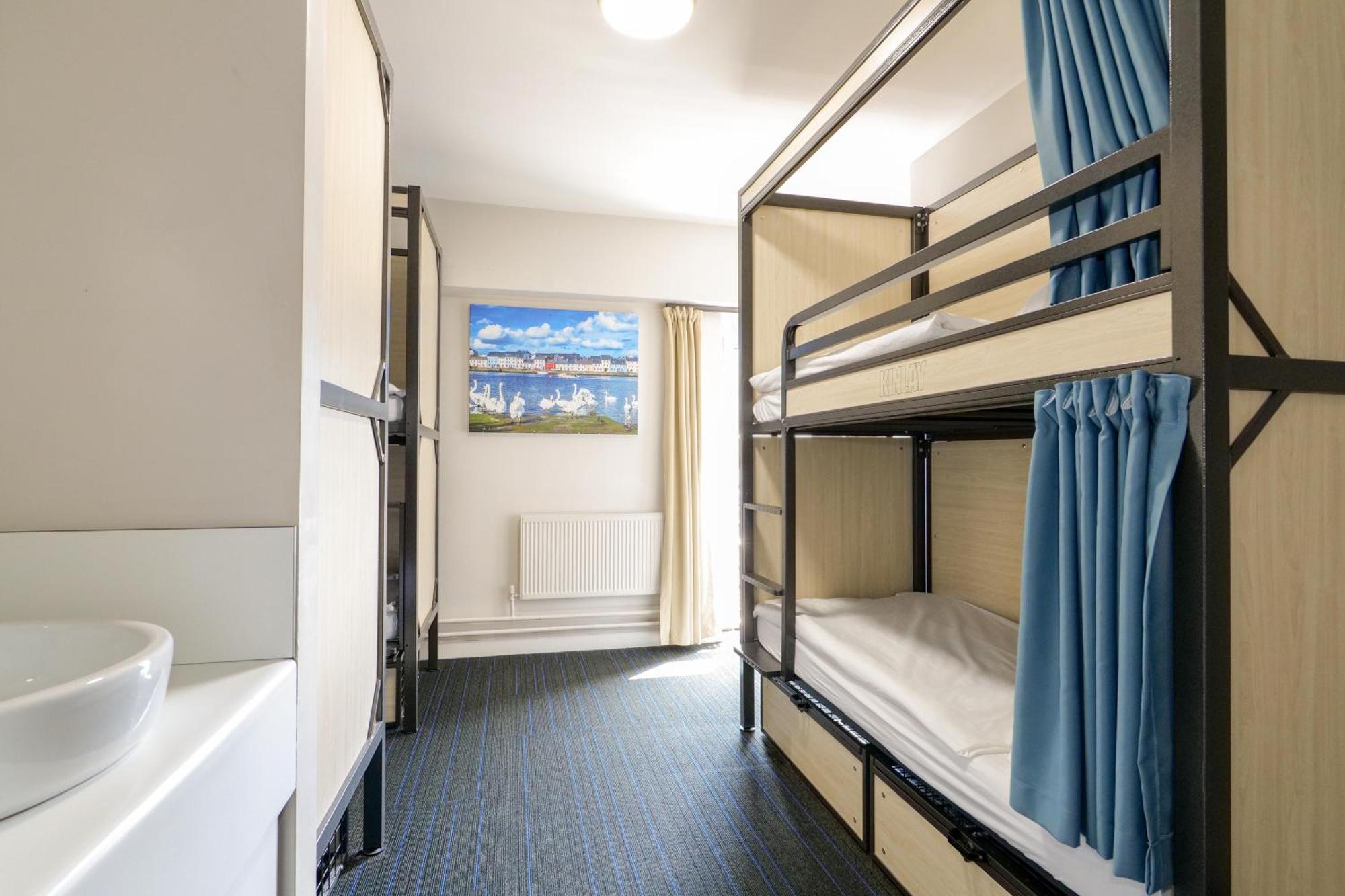 Bed 6 Bed Male Dormitory Room En suite